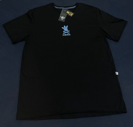 Camiseta Adidas preta frente
