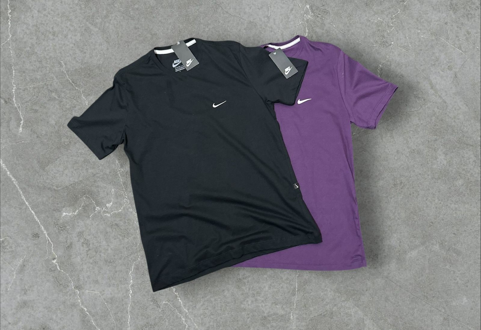 Duas camisetas Nike em destaque