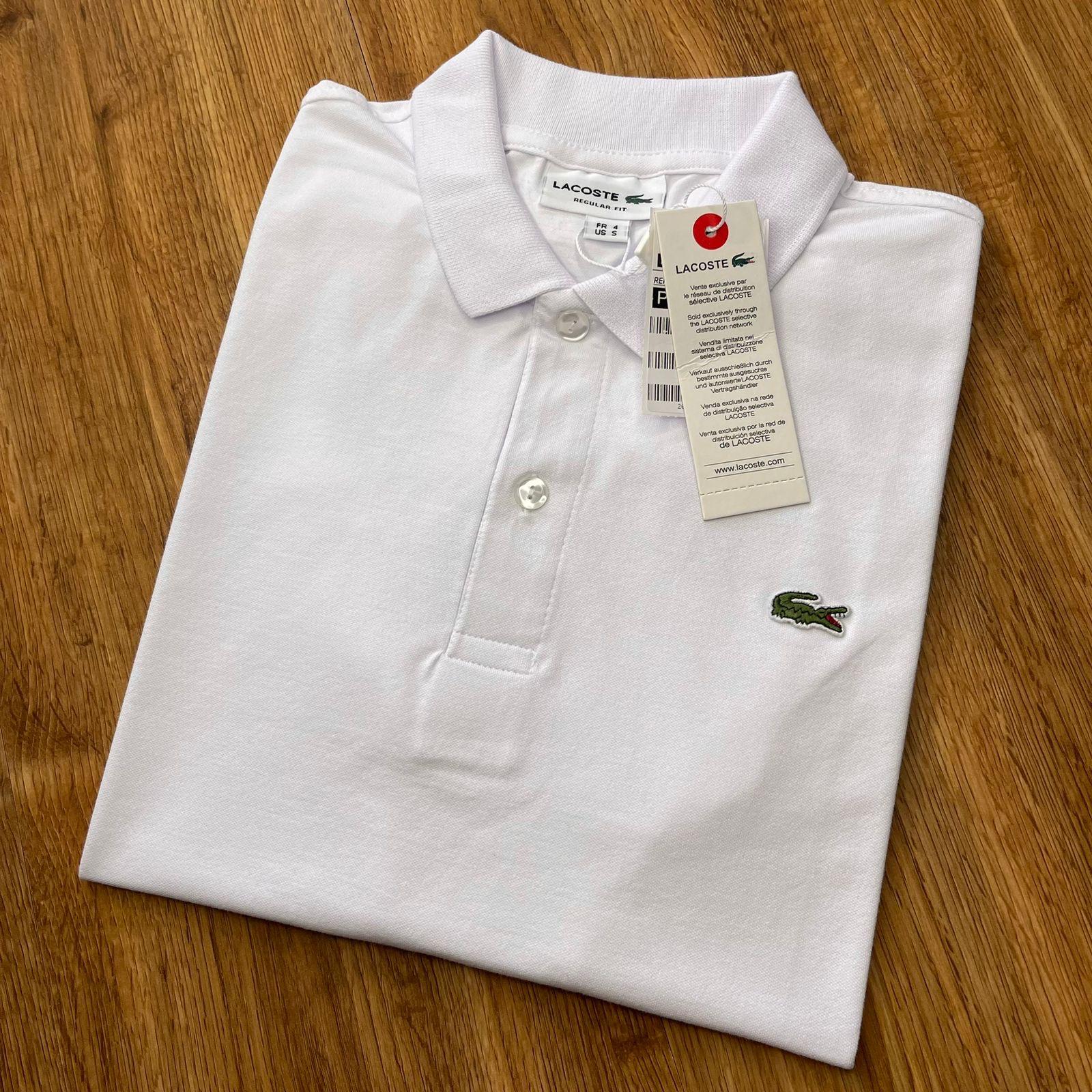 Polo branca em destaque na promoção da Raiz Tribe